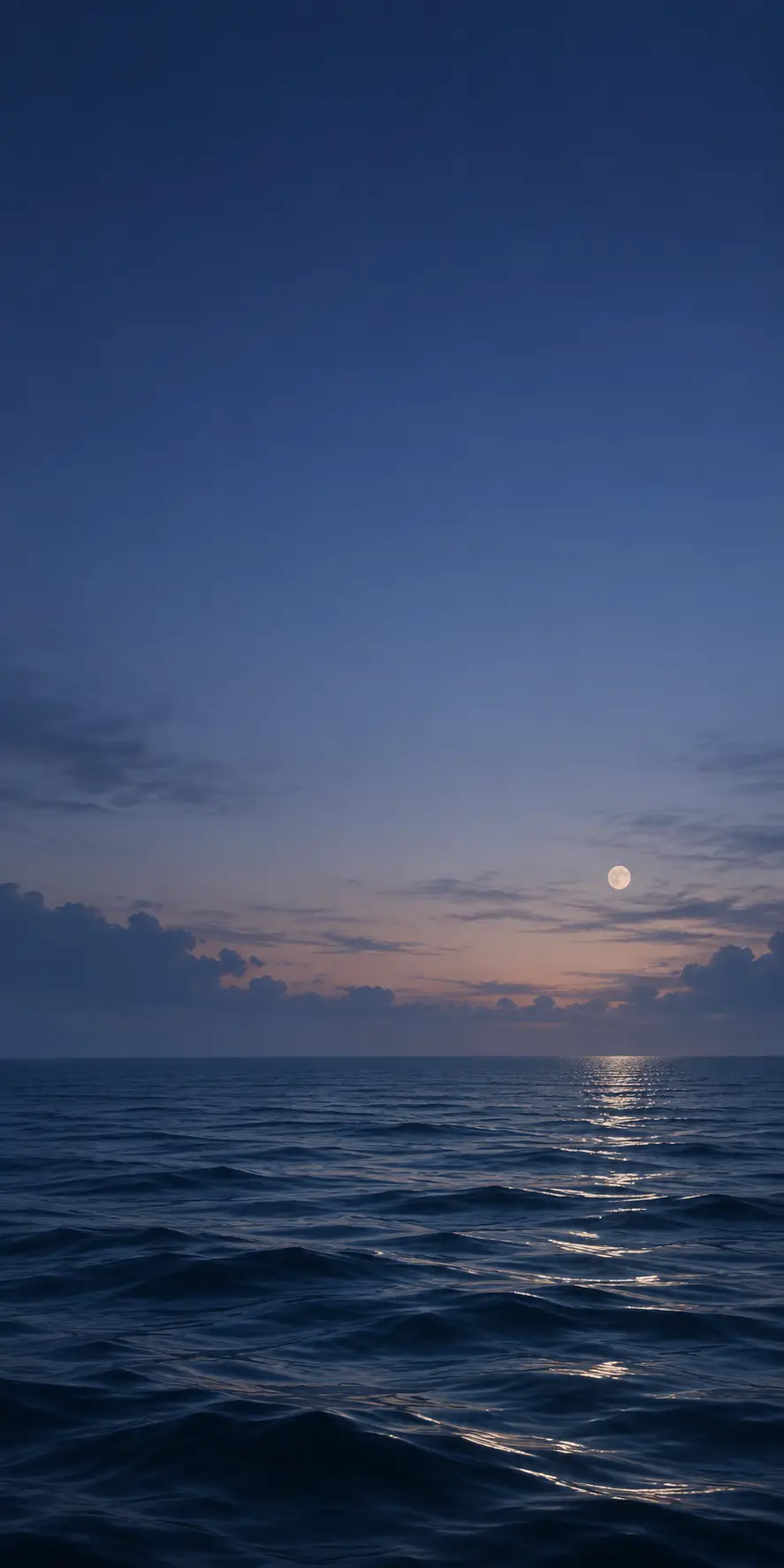 月夜海面泛着月光 深蓝渐变天空点缀薄云