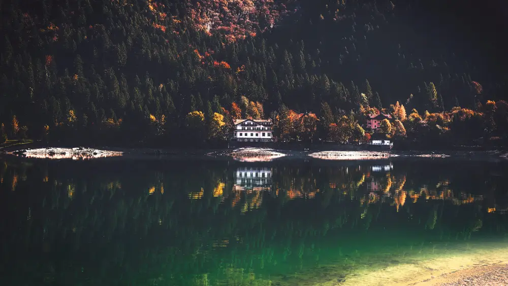 深秋湖畔森林小屋倒影