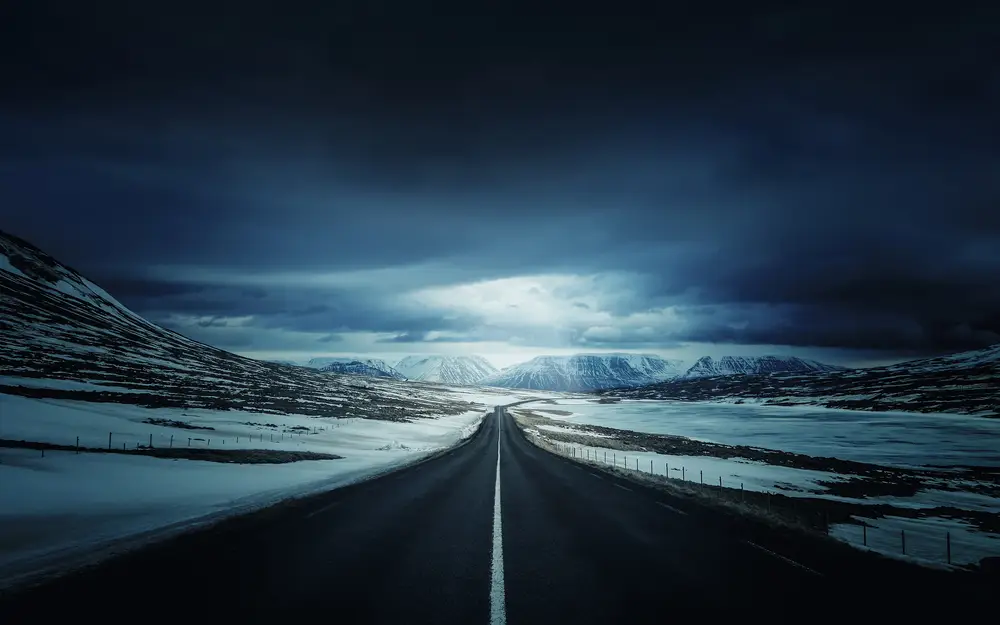 暗黑雪原公路尽头