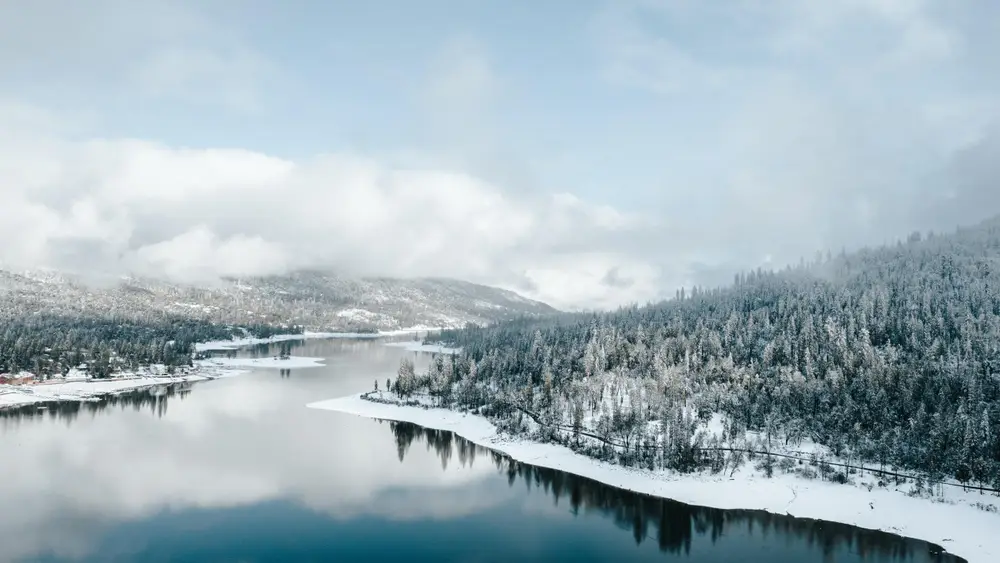 冬日静谧雪山湖泊