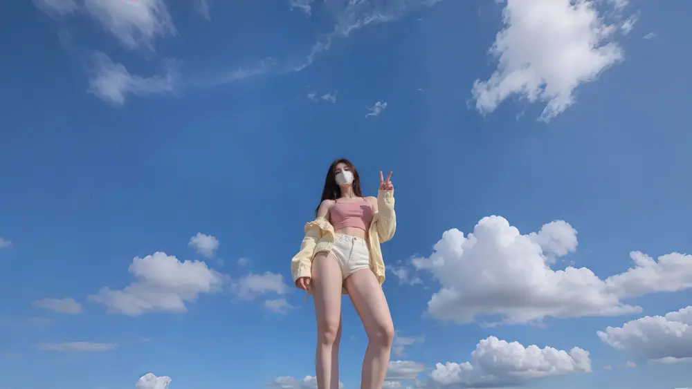 蓝天白云下的活力少女