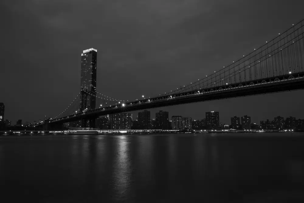 黑白城市大桥夜景