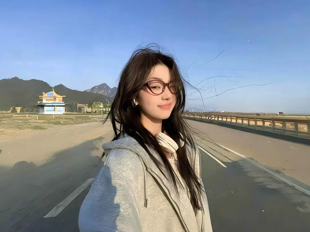 户外海边公路戴眼镜少女