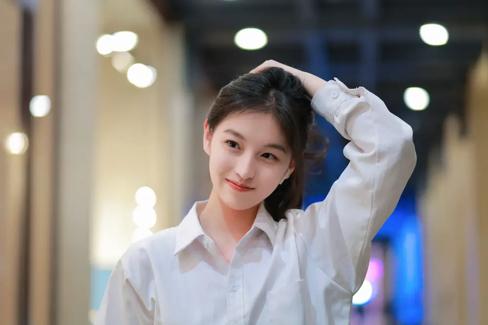 清新白衬衫少女