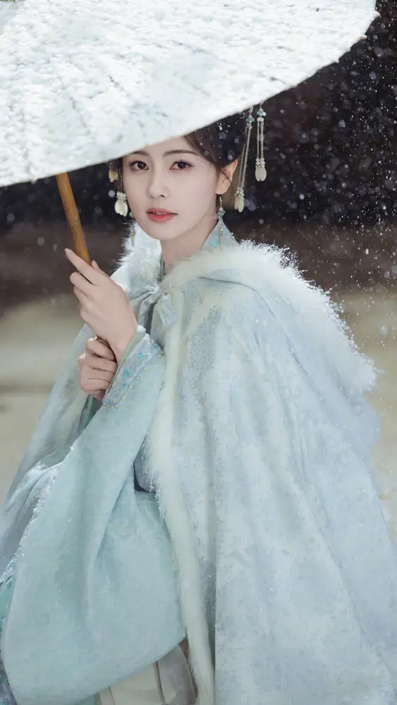 2160x3840 Mobile 人像摄影 Wallpaper - 古风少女撑伞雪景壁纸