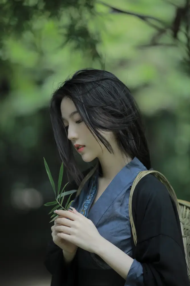 2560x3840 Mobile 人像摄影 Wallpaper - 古风竹林少女清冷写真