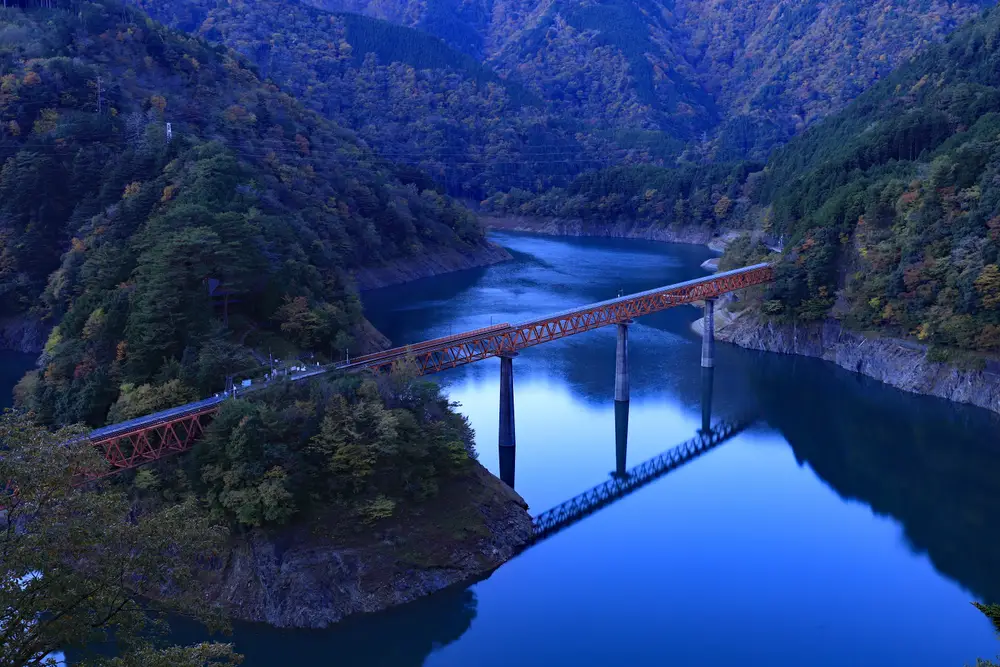 深秋静谧湖畔铁桥