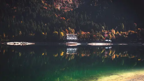 4538x2559 Desktop Wallpaper - 深秋湖畔森林小屋倒影