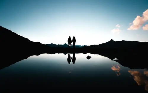 5282x3344 Desktop 自然风景 Wallpaper - 湖畔牵手情侣剪影