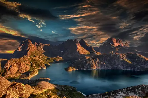 4251x2814 Desktop Wallpaper - 日落时分层积云笼罩下的岩山蓝湖全景