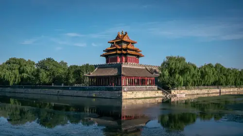 7637x4296 Desktop Wallpaper - 中式角楼临水而立 垂柳环绕晴空下映水面倒影