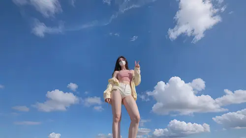 4000x2250 Desktop 人像摄影 Wallpaper - 蓝天白云下的活力少女