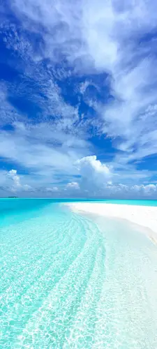 1080x2400 Mobile Wallpaper - 清澈浅海白沙滩与蓝天白云的夏日海滨景致