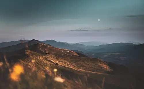 5009x3131 Desktop Wallpaper - 暮色下的连绵山巅 草坡覆暖光天空悬月