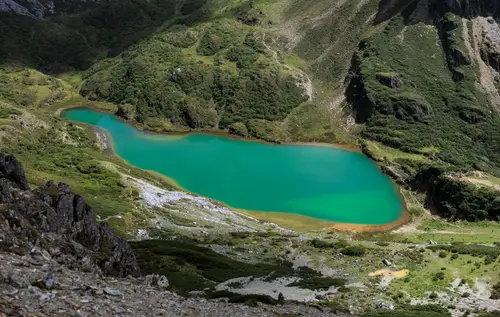 8192x5194 Desktop Wallpaper - 高山环抱的翠色湖泊 山间遍布青绿植被碎石步道
