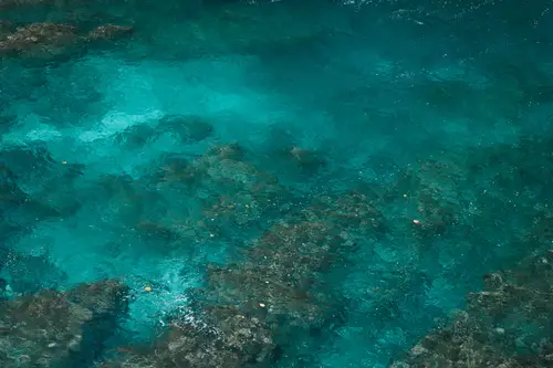 17812x11875 Desktop Wallpaper - 俯视视角下清澈青绿色海水与水下暗礁