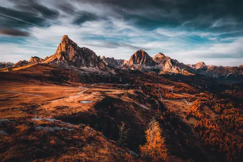 6000x4000 Desktop 自然风景 Wallpaper - 日落光照下的锯齿山峰与秋日山谷公路