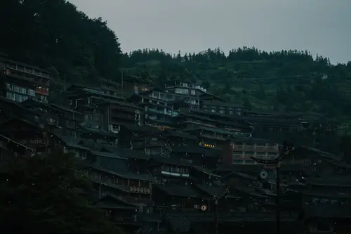 12672x8448 Desktop Wallpaper - 依山而建的传统木质村寨 笼罩在暮色昏暗柔光之中