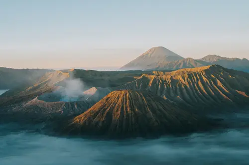 19008x12672 Desktop Wallpaper - 日出时分云雾环绕火山群 暖金色光照映层叠山体