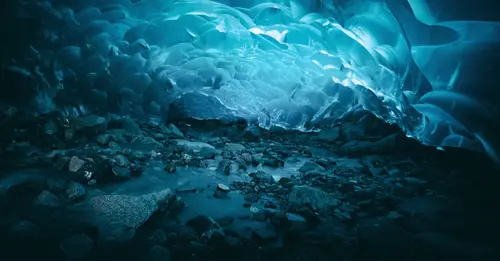 7000x3653 Desktop 自然风景 Wallpaper - 深邃梦幻的蓝色冰川洞穴