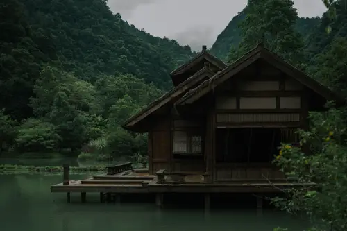 17441x11627 Desktop Wallpaper - 临水木质古宅 掩映在山谷茂密绿林之中