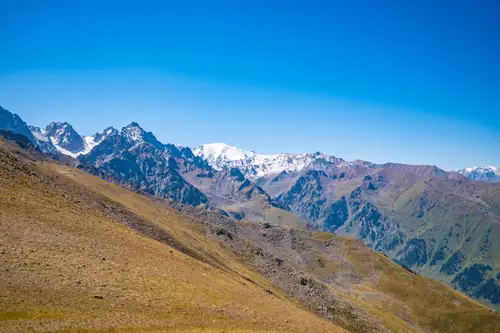 7728x5152 Desktop Wallpaper - 晴朗蓝天之下的雪山群与枯黄草坡山景