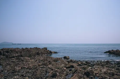 6573x4382 Desktop 自然风景 Wallpaper - 海滨礁石滩远景海面晴空与远岛渔船